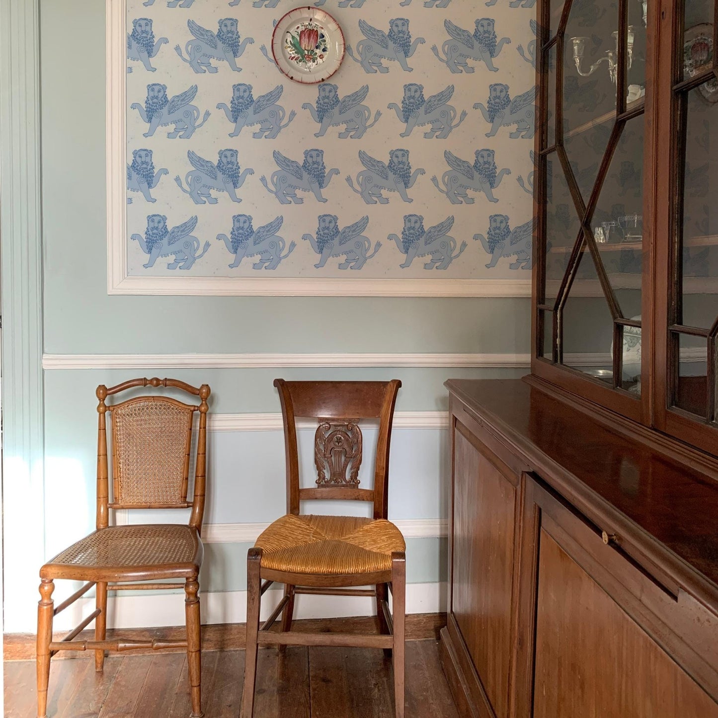 WALLPAPER Winged Lion Wallpaper - Delft Blue